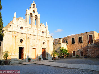 De kerk van Arkadi en de cellen van de monnikken - Foto van https://www.grieksegids.nl/fotos/grieksegidsinfo-fotos/albums/userpics/10001/normal_arkadi-klooster-10.jpg