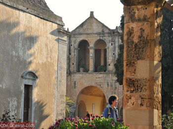 Klooster Arkadi binnenplaats - Foto van https://www.grieksegids.nl/fotos/grieksegidsinfo-fotos/albums/userpics/10001/normal_arkadi-klooster-9.jpg