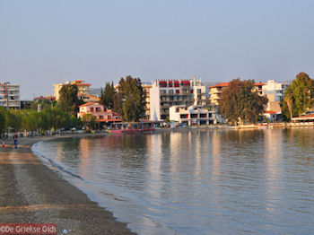 Strand Lefkandi (Lefkanti) - Foto van https://www.grieksegids.nl/fotos/grieksegidsinfo-fotos/albums/userpics/10001/normal_badplaats-lefkandi-centraal-evia.jpg