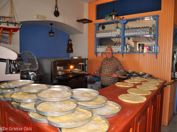 Traditionele chilopites in Limni Evia - Foto van https://www.grieksegids.nl/fotos/grieksegidsinfo-fotos/albums/userpics/10001/normal_chilopites-limni-noord-evia.jpg