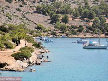 Baai bij Panormitis - Eiland Symi - Foto van https://www.grieksegids.nl/fotos/grieksegidsinfo-fotos/albums/userpics/10001/normal_eiland-symi-01.jpg