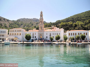 Schitterend Panormitis klooster vanaf de haven - Eiland Symi - Foto van https://www.grieksegids.nl/fotos/grieksegidsinfo-fotos/albums/userpics/10001/normal_eiland-symi-03.jpg