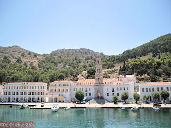 Het Panormitis kooster ligt 12 kilometer ten zuiden van de hoofdstad van Symi - Foto van https://www.grieksegids.nl/fotos/grieksegidsinfo-fotos/albums/userpics/10001/normal_eiland-symi-16.jpg