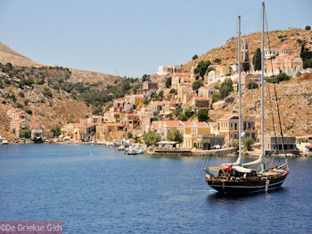 Turks zeilboot in Symi - Eiland Symi - Foto van https://www.grieksegids.nl/fotos/grieksegidsinfo-fotos/albums/userpics/10001/normal_eiland-symi-19.jpg