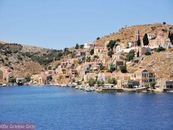 Aankomst in Symi - Eiland Symi - Foto van https://www.grieksegids.nl/fotos/grieksegidsinfo-fotos/albums/userpics/10001/normal_eiland-symi-20.jpg