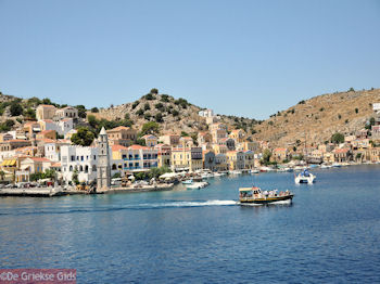 Bootjes varen heen en weer - Eiland Symi - Foto van https://www.grieksegids.nl/fotos/grieksegidsinfo-fotos/albums/userpics/10001/normal_eiland-symi-24.jpg