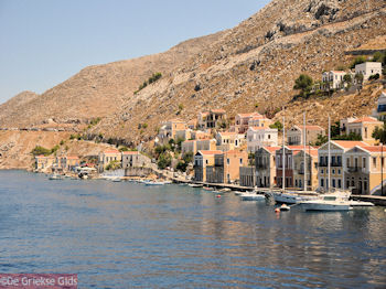 Neoklassieke gebouwen - Eiland Symi - Foto van https://www.grieksegids.nl/fotos/grieksegidsinfo-fotos/albums/userpics/10001/normal_eiland-symi-27.jpg