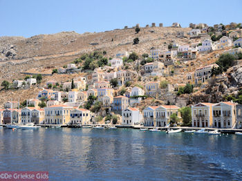 Karakteristieke huizen Symi - Eiland Symi - Foto van https://www.grieksegids.nl/fotos/grieksegidsinfo-fotos/albums/userpics/10001/normal_eiland-symi-28.jpg