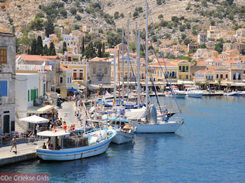 De oostelijke kade van Symi haven - Foto van https://www.grieksegids.nl/fotos/grieksegidsinfo-fotos/albums/userpics/10001/normal_eiland-symi-29.jpg