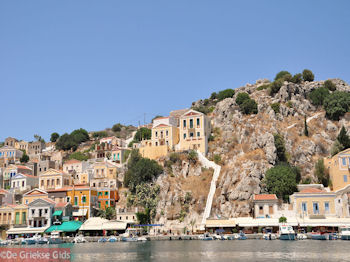 Huizen op de oostelijke berghelling aan de haven - Eiland Symi - Foto van https://www.grieksegids.nl/fotos/grieksegidsinfo-fotos/albums/userpics/10001/normal_eiland-symi-33.jpg