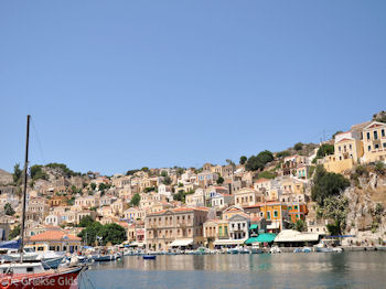 De Neoklassieke huizen van Symi - Eiland Symi - Foto van https://www.grieksegids.nl/fotos/grieksegidsinfo-fotos/albums/userpics/10001/normal_eiland-symi-34.jpg