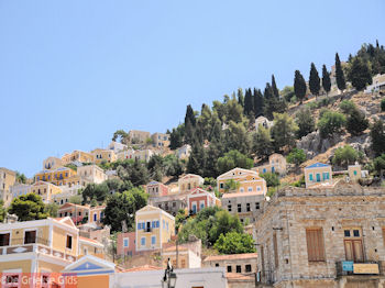 Huizen op berghelling - Eiland Symi - Foto van https://www.grieksegids.nl/fotos/grieksegidsinfo-fotos/albums/userpics/10001/normal_eiland-symi-37.jpg