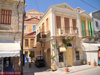 Klassieke gebouwen van Symi - Eiland Symi - Foto van https://www.grieksegids.nl/fotos/grieksegidsinfo-fotos/albums/userpics/10001/normal_eiland-symi-42.jpg