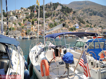 Yachts in Symi - Eiland Symi - Foto van https://www.grieksegids.nl/fotos/grieksegidsinfo-fotos/albums/userpics/10001/normal_eiland-symi-46.jpg