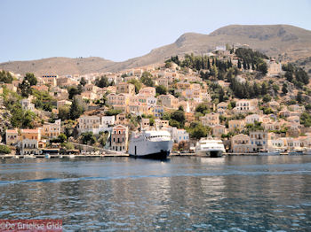 Ferry in haven van Symi - Eiland Symi - Foto van https://www.grieksegids.nl/fotos/grieksegidsinfo-fotos/albums/userpics/10001/normal_eiland-symi-47.jpg