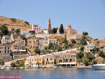 Imposante kerk en kerktoren Symi - Eiland Symi - Foto van https://www.grieksegids.nl/fotos/grieksegidsinfo-fotos/albums/userpics/10001/normal_eiland-symi-49.jpg