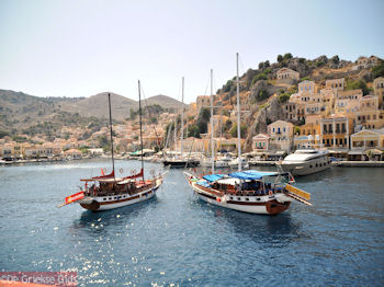 Zeilbootjes in de haven van Symi - Eiland Symi - Foto van De Griekse Gids