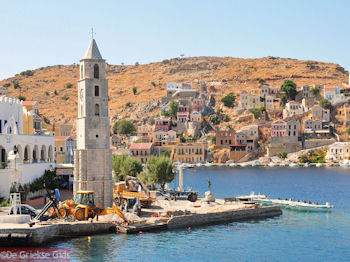 Werkzaamheden aan klokkentoren Symi - Eiland Symi - Foto van https://www.grieksegids.nl/fotos/grieksegidsinfo-fotos/albums/userpics/10001/normal_eiland-symi-54.jpg