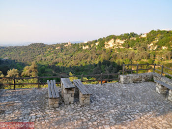 Genieten van de natuur bij Eleftherna - Foto van https://www.grieksegids.nl/fotos/grieksegidsinfo-fotos/albums/userpics/10001/normal_eleftherna-rethymnon-2.jpg