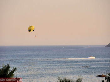 Parasailen in de baai van Faliraki - Foto van https://www.grieksegids.nl/fotos/grieksegidsinfo-fotos/albums/userpics/10001/normal_faliraki-rhodos-01.jpg