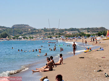 Het lange zandstrand van Faliraki - Foto van https://www.grieksegids.nl/fotos/grieksegidsinfo-fotos/albums/userpics/10001/normal_faliraki-rhodos-15.jpg