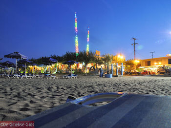 Faliraki strand 's avonds - Foto van https://www.grieksegids.nl/fotos/grieksegidsinfo-fotos/albums/userpics/10001/normal_faliraki-rhodos-16.jpg