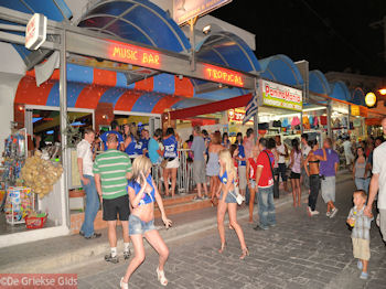 Nightlife Faliraki - Foto van https://www.grieksegids.nl/fotos/grieksegidsinfo-fotos/albums/userpics/10001/normal_faliraki-rhodos-17.jpg