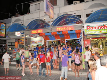 Uitgaan in Faliraki - Foto van https://www.grieksegids.nl/fotos/grieksegidsinfo-fotos/albums/userpics/10001/normal_faliraki-rhodos-18.jpg