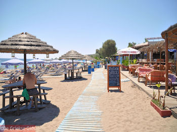 Terrasjes Faliraki-strand Rhodos - Foto van https://www.grieksegids.nl/fotos/grieksegidsinfo-fotos/albums/userpics/10001/normal_faliraki-rhodos-20.jpg