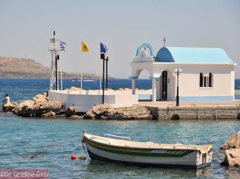 Kappel aan haventje van Faliraki - Foto van https://www.grieksegids.nl/fotos/grieksegidsinfo-fotos/albums/userpics/10001/normal_faliraki-rhodos-24.jpg