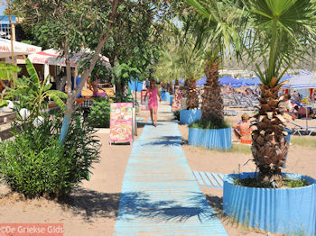 Wandelpad bij strand Faliraki - Foto van https://www.grieksegids.nl/fotos/grieksegidsinfo-fotos/albums/userpics/10001/normal_faliraki-rhodos-28.jpg