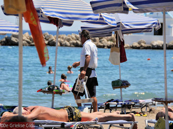 Wilt er iemand nog wat bestellen? - Foto van https://www.grieksegids.nl/fotos/grieksegidsinfo-fotos/albums/userpics/10001/normal_faliraki-rhodos-29.jpg