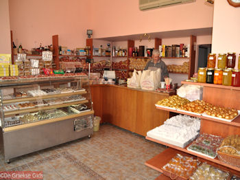 Bakkerij mr. Pilarinos in Aedipsos (Edipsos) - Foto van https://www.grieksegids.nl/fotos/grieksegidsinfo-fotos/albums/userpics/10001/normal_griekse-patisserie-aedipsos-evia.jpg