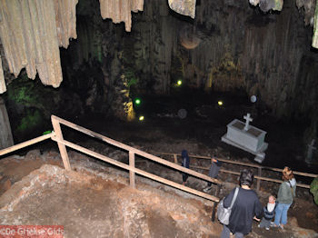 De grot van Melidoni op Kreta - Foto van https://www.grieksegids.nl/fotos/grieksegidsinfo-fotos/albums/userpics/10001/normal_grot-melidoni.jpg