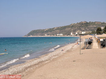 Zand-kiezelstrand Ixia Rhodos - Foto van https://www.grieksegids.nl/fotos/grieksegidsinfo-fotos/albums/userpics/10001/normal_ixia-rhodos-01.jpg