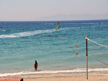 Windsurfen bij Ixia Rhodos - Foto van https://www.grieksegids.nl/fotos/grieksegidsinfo-fotos/albums/userpics/10001/normal_ixia-rhodos-02.jpg