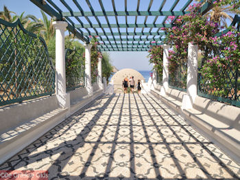 De ingang van de Kalithea bronnen op Rhodos - Foto van https://www.grieksegids.nl/fotos/grieksegidsinfo-fotos/albums/userpics/10001/normal_kalithea-rhodos-04.jpg