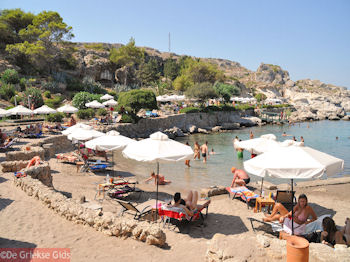 Het gezellige strand van Kalithea Rhodos - Foto van https://www.grieksegids.nl/fotos/grieksegidsinfo-fotos/albums/userpics/10001/normal_kalithea-rhodos-09.jpg
