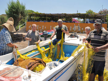 Vissers bij Taverna OI DIDIMOI nabij Kamiros - Foto van https://www.grieksegids.nl/fotos/grieksegidsinfo-fotos/albums/userpics/10001/normal_kamiros-rhodos-15.jpg