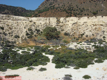 Een kleinere krater op Nisyros - Foto van https://www.grieksegids.nl/fotos/grieksegidsinfo-fotos/albums/userpics/10001/normal_krater-op-nisyros.jpg