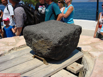 Stuk lava op Nisyros - Foto van https://www.grieksegids.nl/fotos/grieksegidsinfo-fotos/albums/userpics/10001/normal_lava-te-koop-op-nisyros.jpg