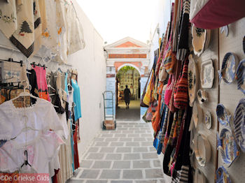 Souvenierwinkels - Lindos (Rhodos) - Foto van https://www.grieksegids.nl/fotos/grieksegidsinfo-fotos/albums/userpics/10001/normal_lindos-rhodos-02.jpg