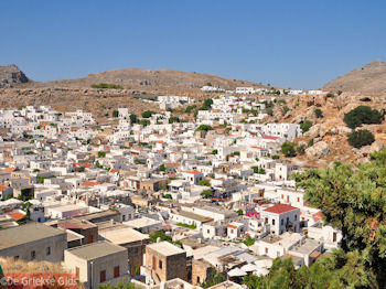 Het dorp Lindos (Rhodos) - Foto van https://www.grieksegids.nl/fotos/grieksegidsinfo-fotos/albums/userpics/10001/normal_lindos-rhodos-03.jpg