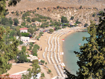 Zicht op strand - Lindos (Rhodos) - Foto van https://www.grieksegids.nl/fotos/grieksegidsinfo-fotos/albums/userpics/10001/normal_lindos-rhodos-07.jpg