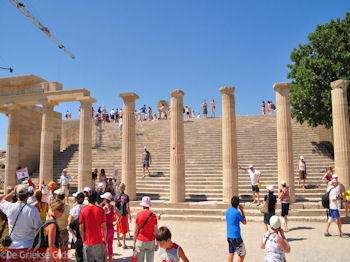 De stoa uit de Hellenistische tijd - Lindos(Rhodos) - Foto van https://www.grieksegids.nl/fotos/grieksegidsinfo-fotos/albums/userpics/10001/normal_lindos-rhodos-16.jpg