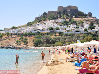 Op de top de Acropolis van Lindos - Foto van https://www.grieksegids.nl/fotos/grieksegidsinfo-fotos/albums/userpics/10001/normal_lindos-rhodos-21.jpg