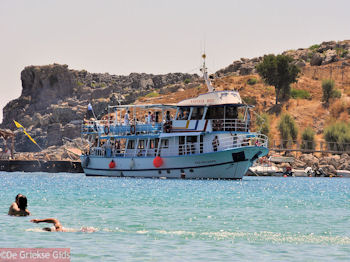 Boot in baai van Lindos - Foto van https://www.grieksegids.nl/fotos/grieksegidsinfo-fotos/albums/userpics/10001/normal_lindos-rhodos-24.jpg