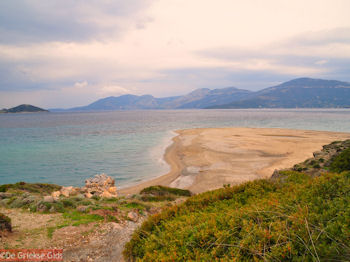 Het Megali Ammos-strand in Marmari Evia - Foto van https://www.grieksegids.nl/fotos/grieksegidsinfo-fotos/albums/userpics/10001/normal_marmali-evia-megali-ammos-paralia.jpg