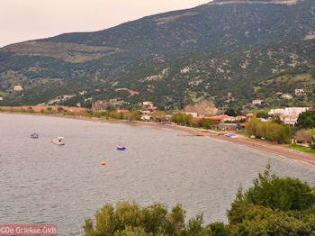 Kokkini strand bij Marmari Evia - Foto van https://www.grieksegids.nl/fotos/grieksegidsinfo-fotos/albums/userpics/10001/normal_marmari-evia-kokkini-strand.jpg