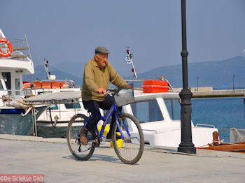 Sportieve oudere man aan de haven van Orei | Evia Griekenland - Foto van https://www.grieksegids.nl/fotos/grieksegidsinfo-fotos/albums/userpics/10001/normal_oudere-man-op-sportfiets-orei-evia.jpg